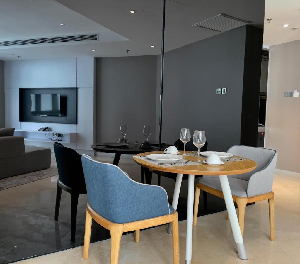 Fraser Place Puteri Harbour Nusajaya  Zewnętrze zdjęcie A dining room in a condominium