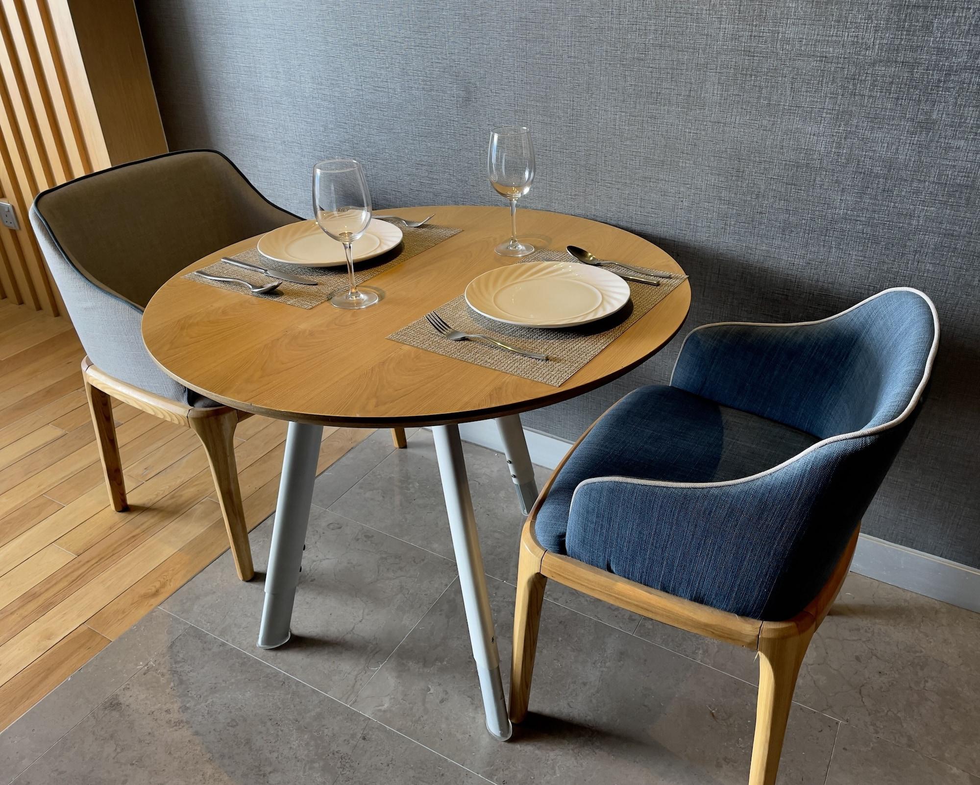 Fraser Place Puteri Harbour Nusajaya  Zewnętrze zdjęcie A table and two chairs
